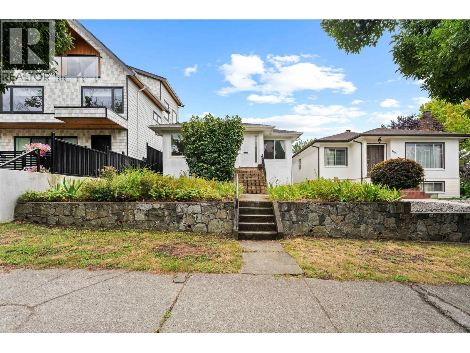 2608 4TH Avenue, Vancouver, British Columbia V5M 1K4