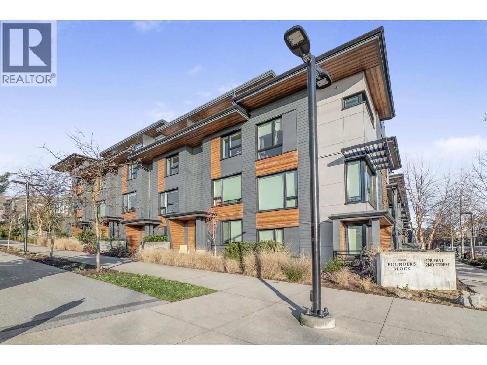 528 2ND Street, North Vancouver, British Columbia V7L 0G8