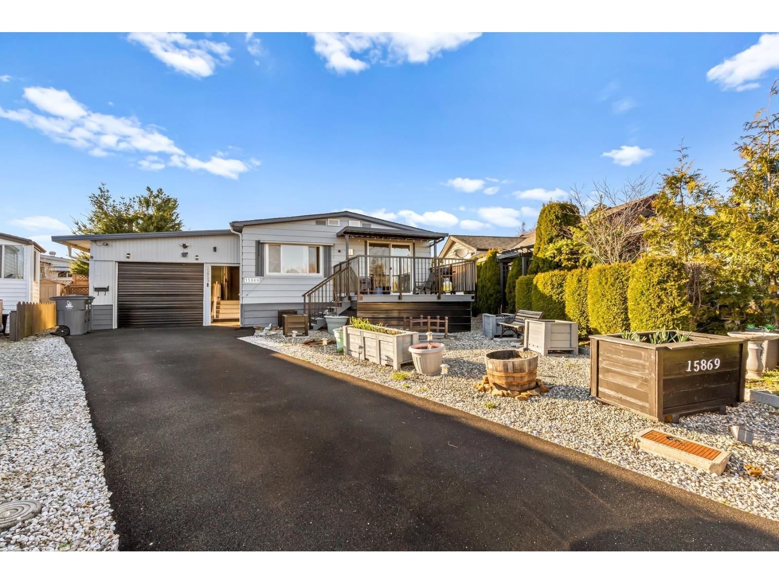 15869 YORKSHIRE Place, Surrey, British Columbia V4A 5K7