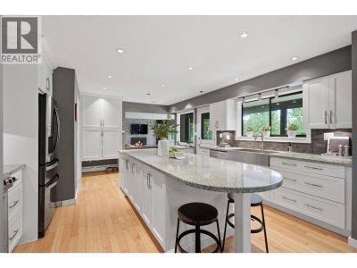 2261 HILL Drive | North Vancouver British Columbia | Slide Image Fourteen