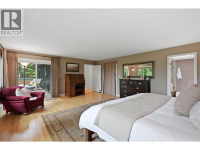 2261 HILL Drive | North Vancouver British Columbia | Slide Image Twenty