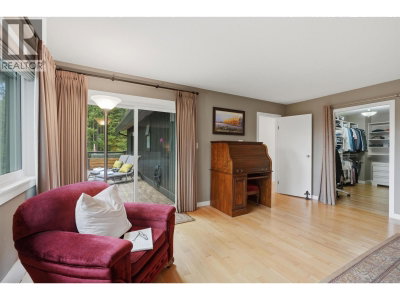2261 HILL Drive | North Vancouver British Columbia | Slide Image Twenty-one