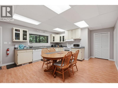 2261 HILL Drive | North Vancouver British Columbia | Slide Image Thirty