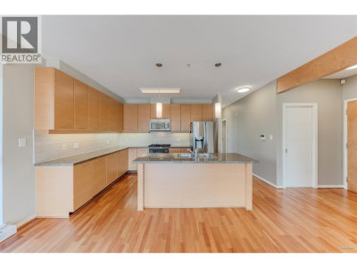 530 RAVEN WOODS Drive | North Vancouver British Columbia | Slide Image Six