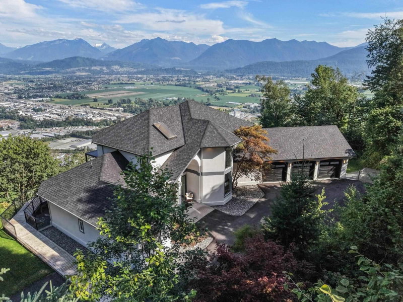 43619 BRACKEN Drive Chilliwack British Columbia, V2R 4A4 - 9 Bedrooms Home For Sale