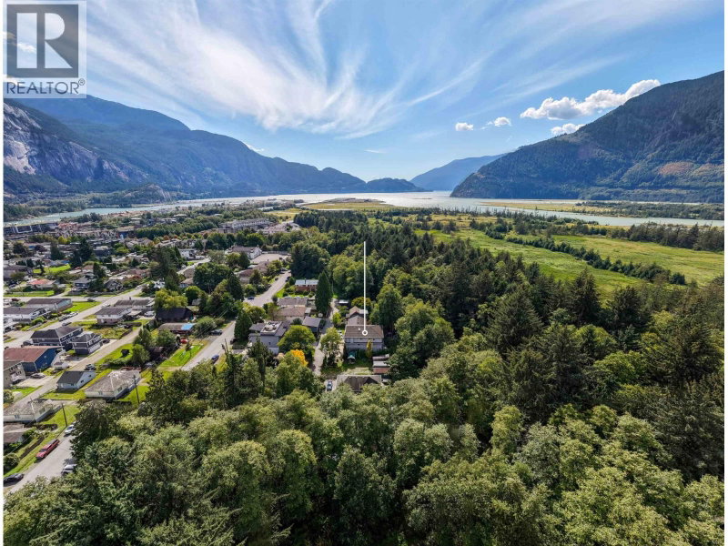38030 SEVENTH Avenue Squamish British Columbia, V8B 0J7 - 9 Bedrooms Home For Sale