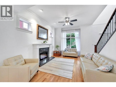 425 TEMPE Crescent | North Vancouver British Columbia | Slide Image Eight