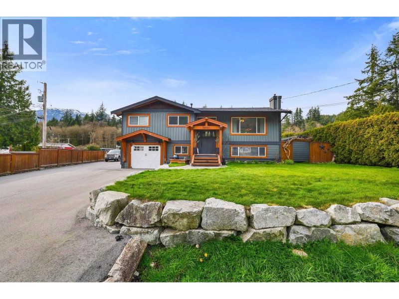 38101 CHESTNUT Avenue Squamish British Columbia, V8B 0X6 - 5 Bedrooms Home For Sale