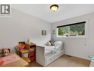 38101 CHESTNUT Avenue | Squamish British Columbia | Slide Image Thirteen
