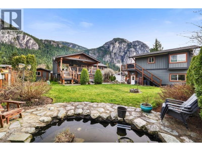 38101 CHESTNUT Avenue | Squamish British Columbia | Slide Image Twenty