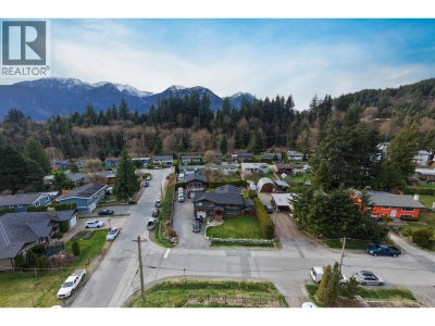 38101 CHESTNUT Avenue | Squamish British Columbia | Slide Image Thirty-three
