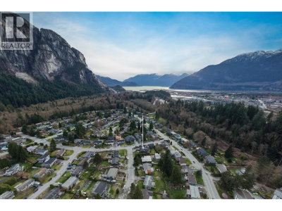 38101 CHESTNUT Avenue | Squamish British Columbia | Slide Image Thirty-seven