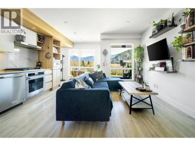 38362 BUCKLEY Avenue | Squamish British Columbia | Slide Image Twelve