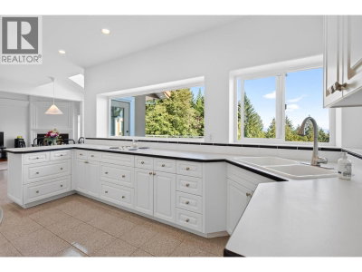 1535 PARKWAY Boulevard | Coquitlam British Columbia | Slide Image Fourteen