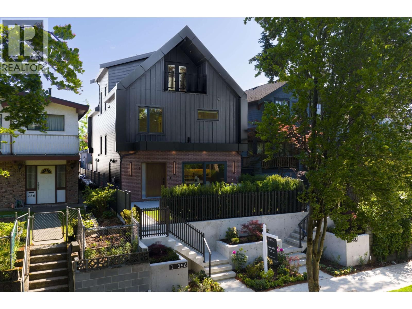 258 19 Avenue, Vancouver, British Columbia V5V 1J2