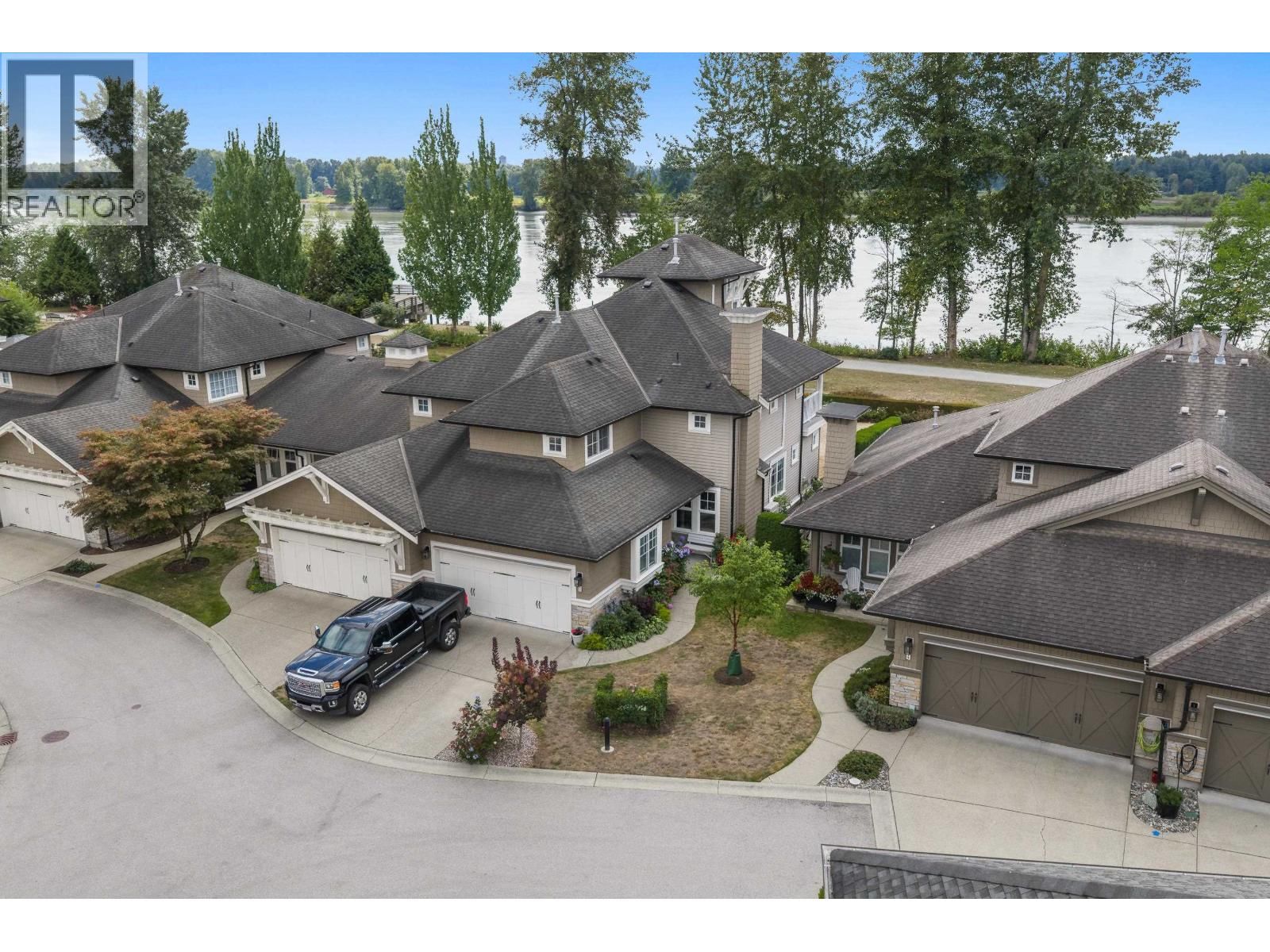19452 FRASER Way, Pitt Meadows, British Columbia V3Y 0A3