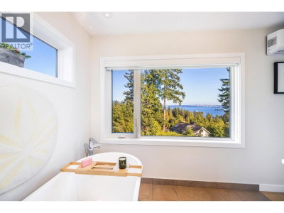 4772 MEADFEILD Court | West Vancouver British Columbia | Slide Image Nineteen