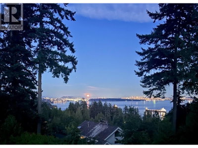 4772 MEADFEILD Court | West Vancouver British Columbia | Slide Image Forty