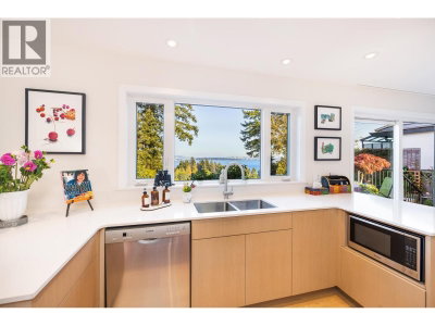 4772 MEADFEILD Court | West Vancouver British Columbia | Slide Image Nine