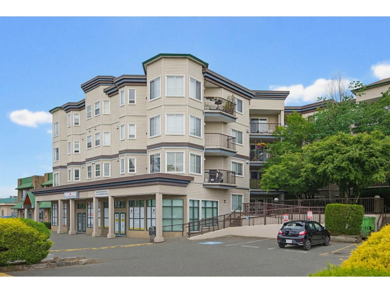 5759 GLOVER Road Langley British Columbia, V3A 8M8 - 2 Bedrooms Condo For Sale