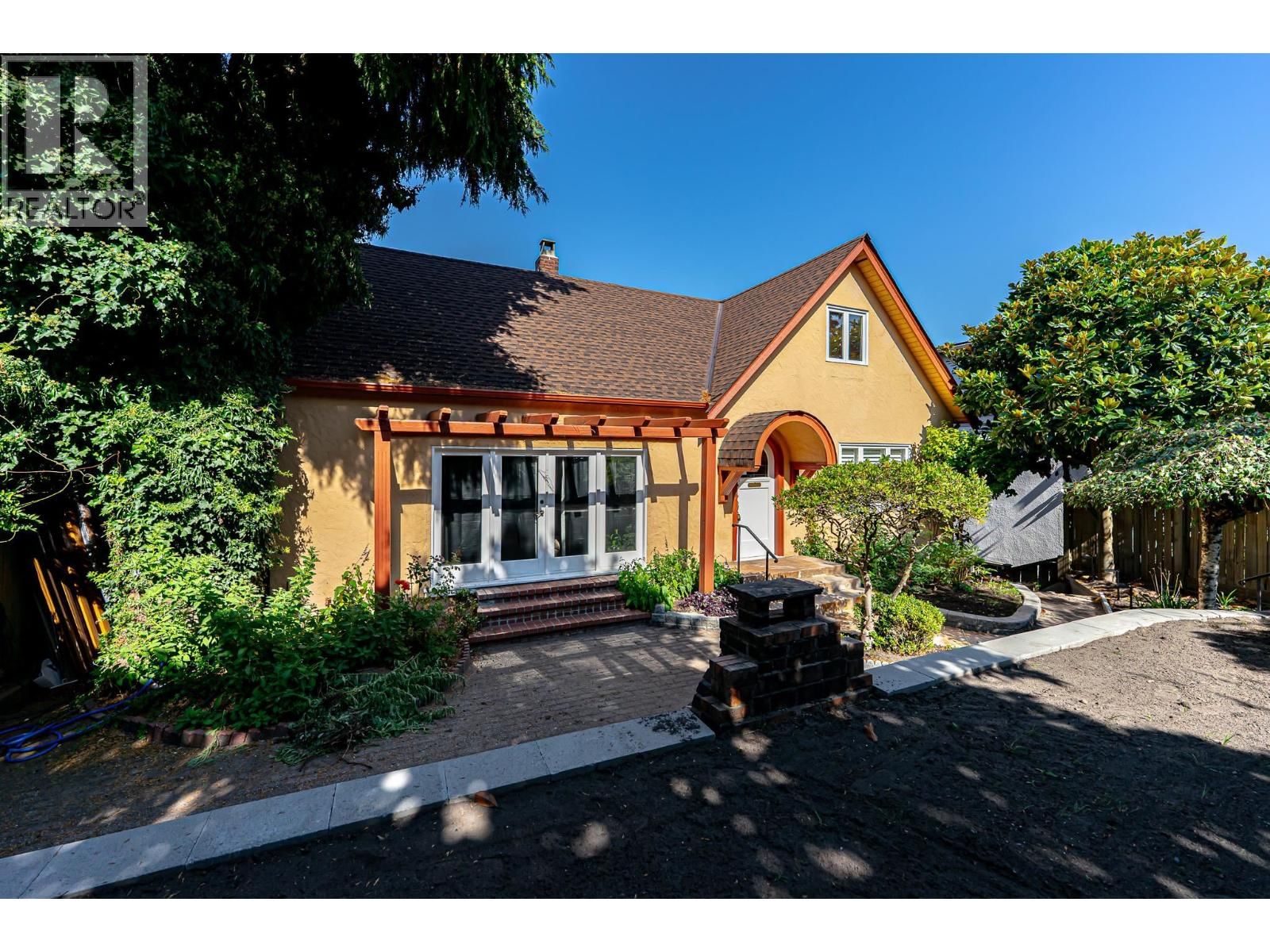 4327 LOCARNO Crescent, Vancouver, British Columbia V6R 1G2