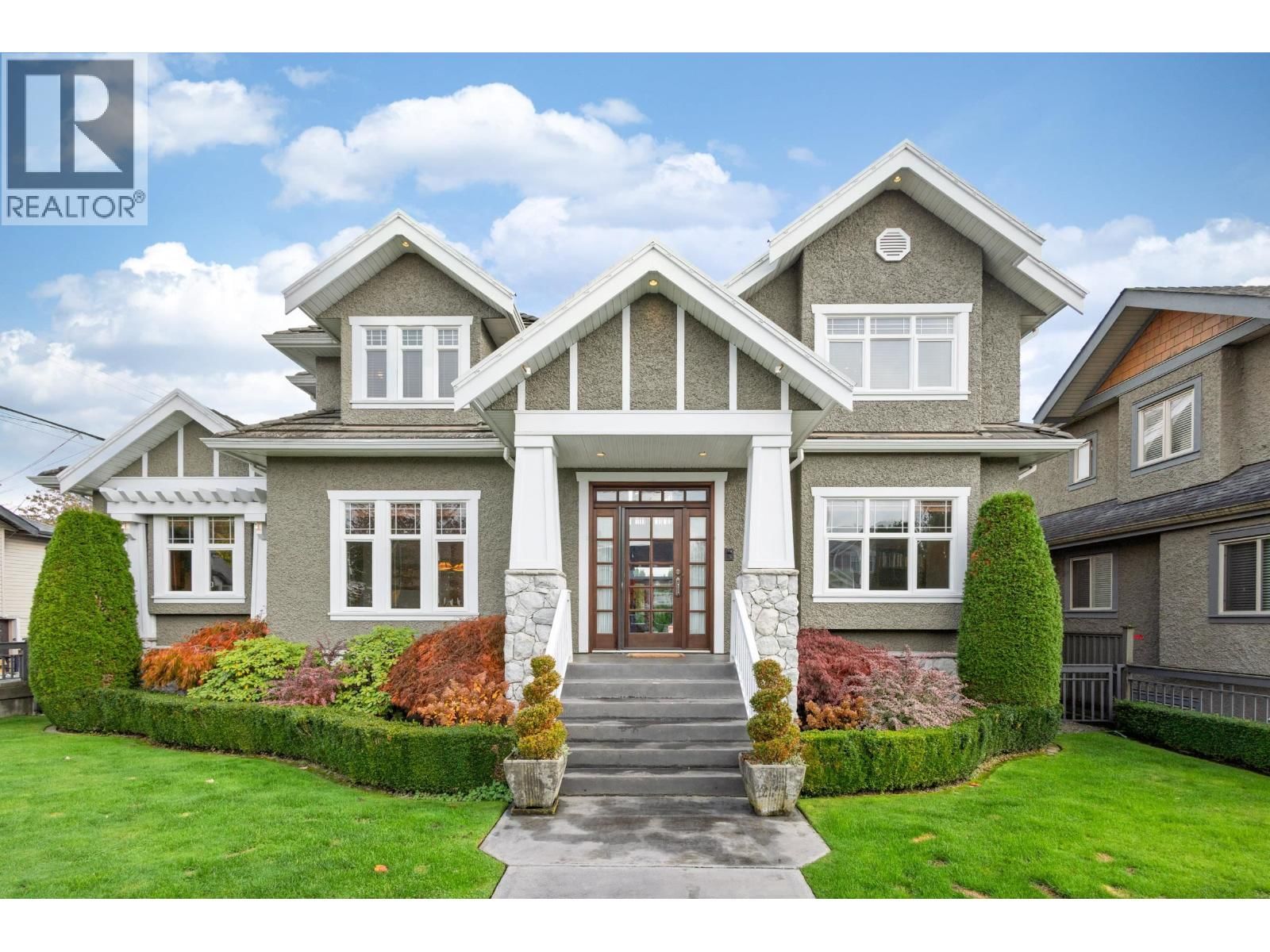 186 MACDONALD Avenue, Burnaby, British Columbia V5C 4M5