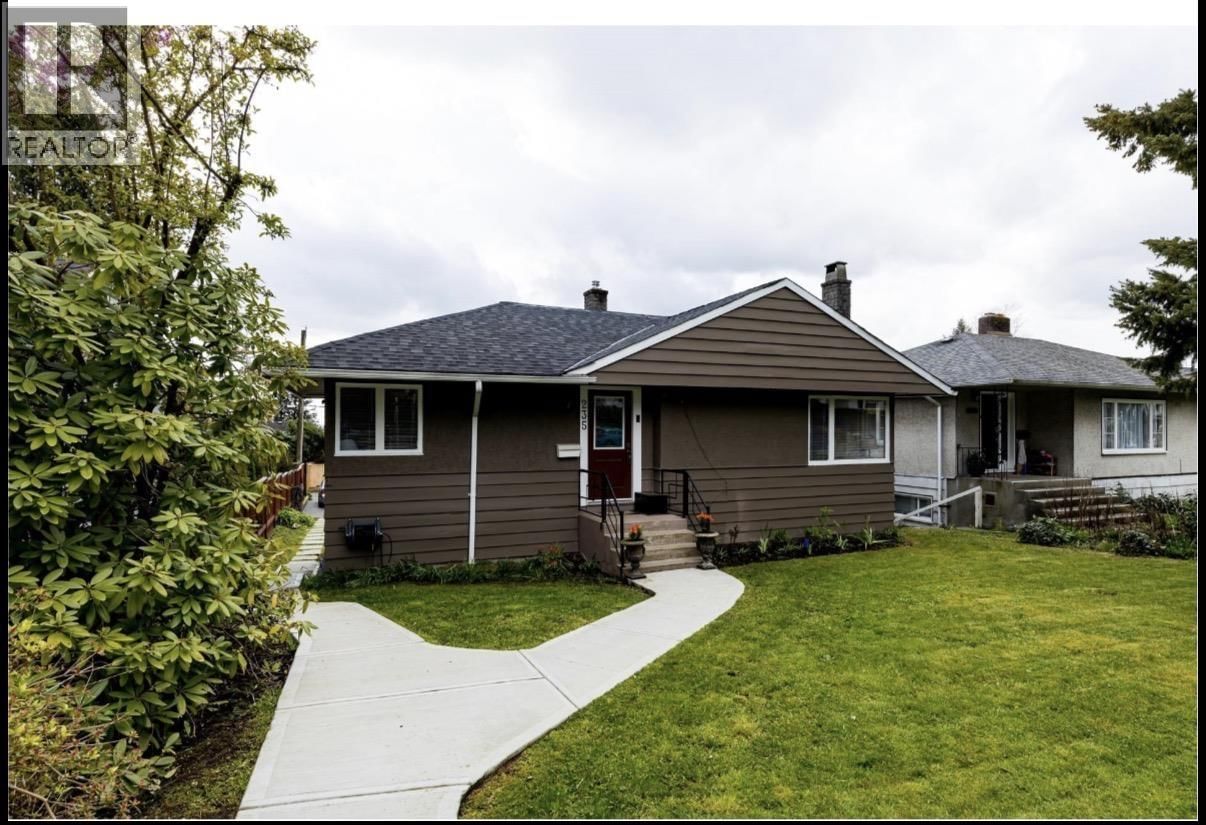 235 27TH Street, North Vancouver, British Columbia V7N 2H3