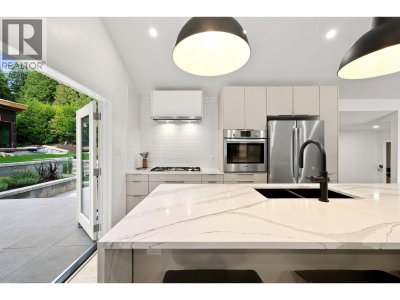 4646 COVE CLIFF Road | North Vancouver British Columbia | Slide Image Nine