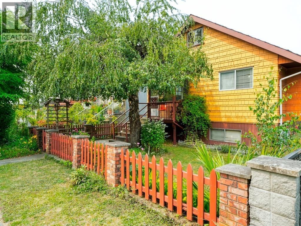 3017 17TH Avenue, Vancouver, British Columbia V5M 2N5