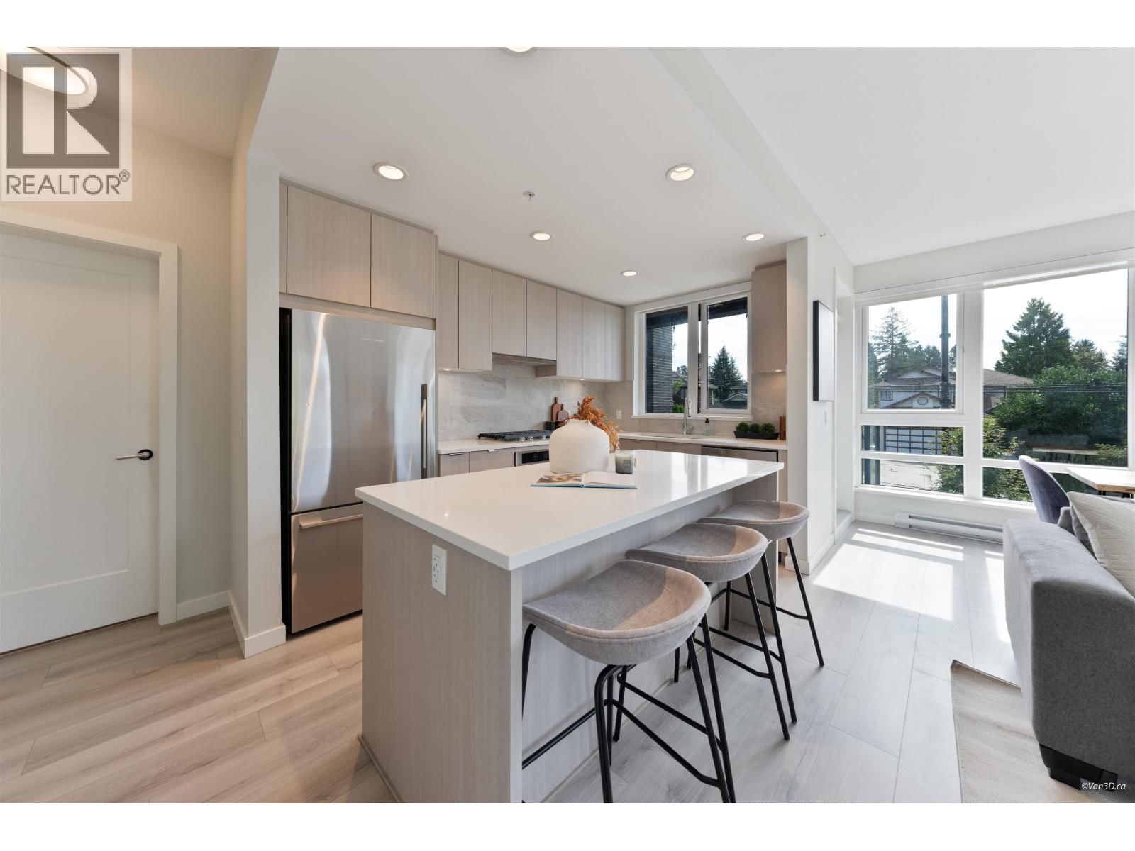 615 COTTONWOOD Avenue, Coquitlam, British Columbia V3J 2S5
