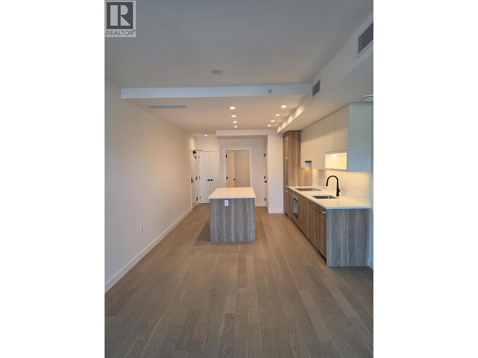 8398 OAK Street, Vancouver, British Columbia V6P 0L9