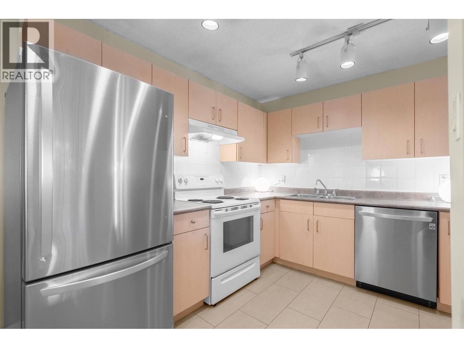 2012 FULLERTON Avenue, North Vancouver, British Columbia V7P 3E3