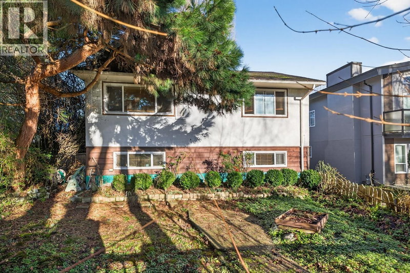 557 21ST Avenue Vancouver British Columbia, V5V 1R5 - 8 Bedrooms Home For Sale