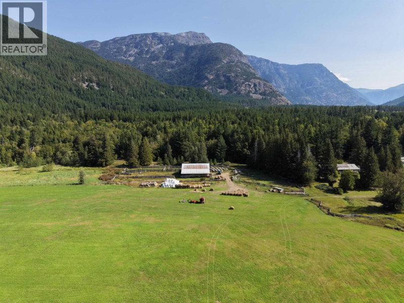 4892 MACKENZIE 20 Highway Bella Coola British Columbia, V0T 1C0 - 5 Bedrooms Waterfront Home For sale