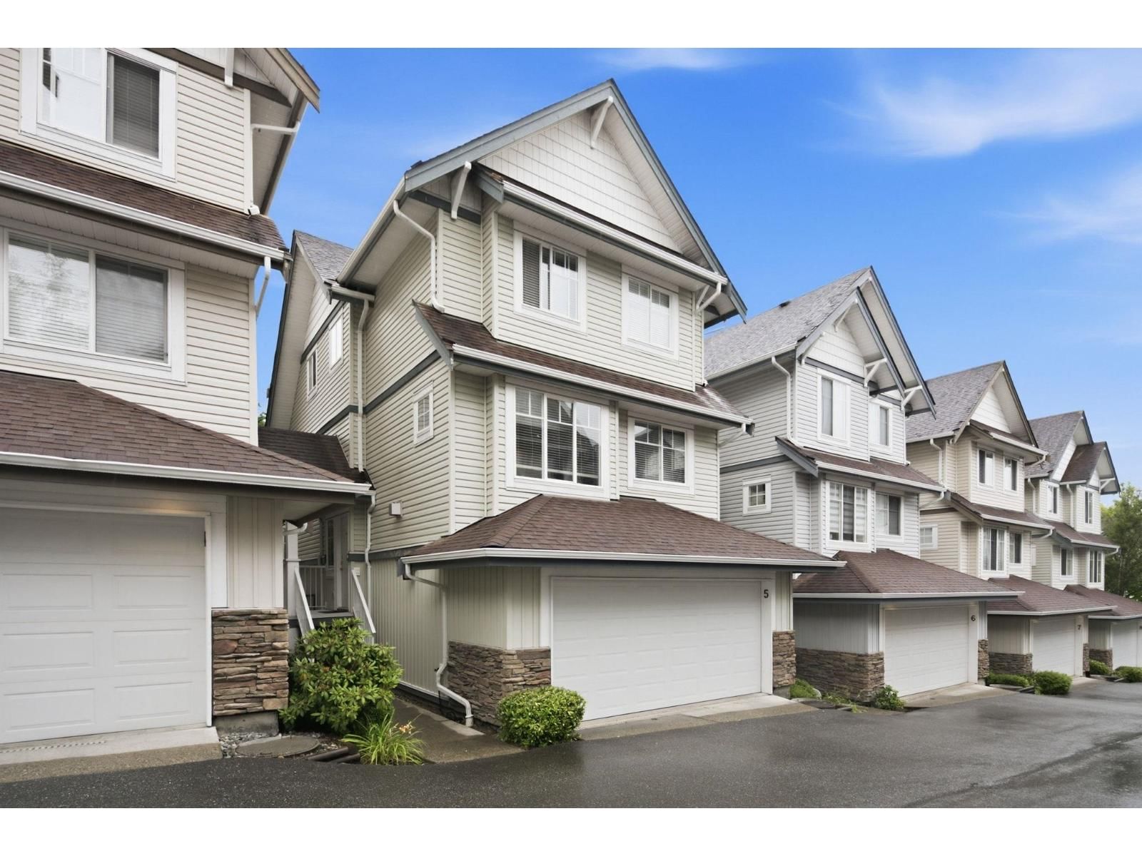20582 67 Avenue, Langley, British Columbia V2Y 3B2