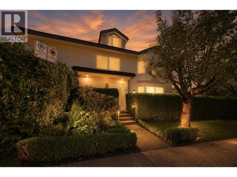 305 17TH Street North Vancouver British Columbia, V7L 2W1 - 3 Bedrooms Condo For Sale