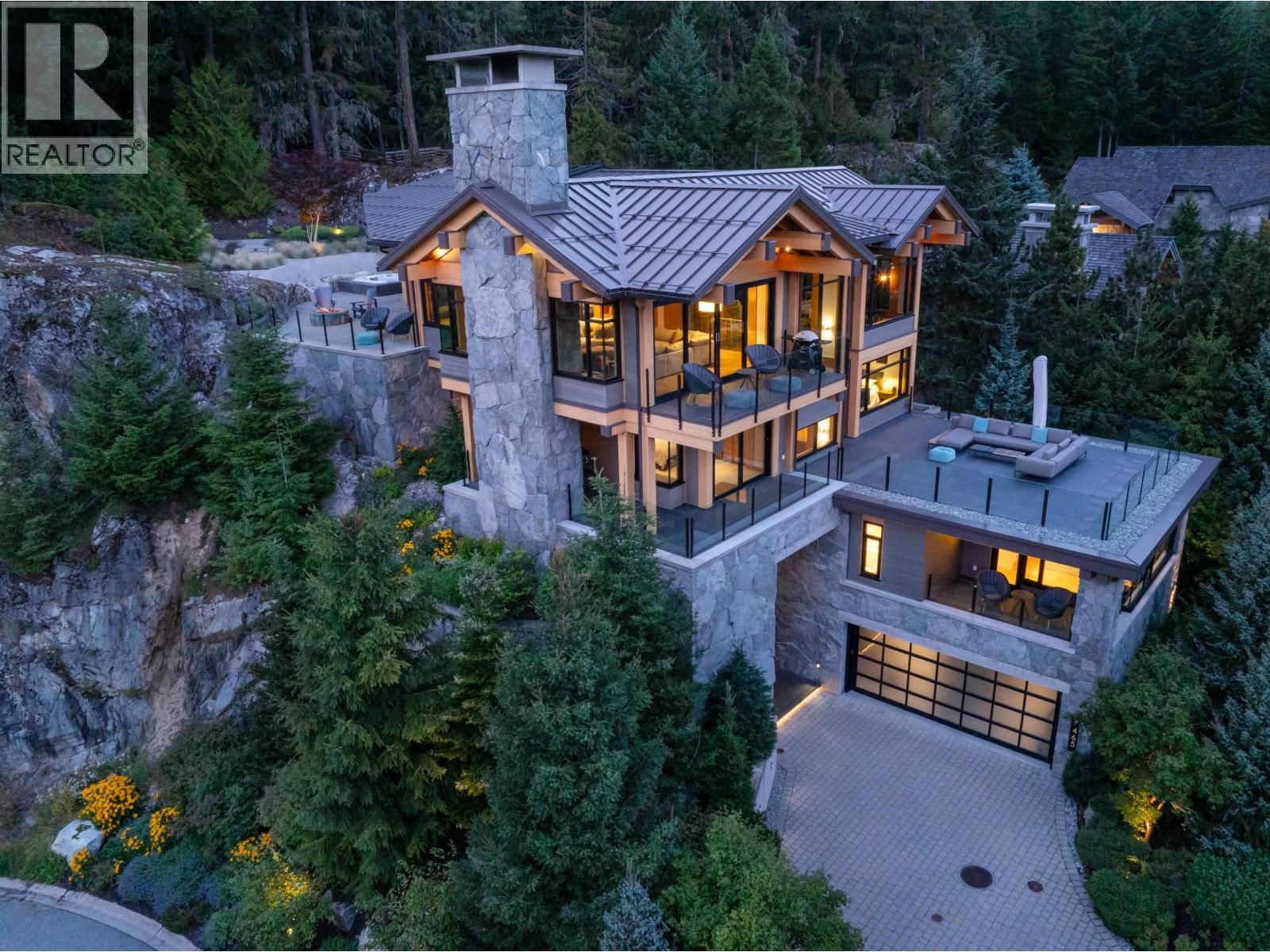 7465 TREETOP Lane