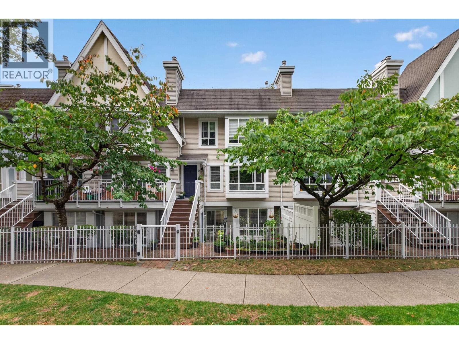 6588 SOUTHOAKS Crescent, Burnaby, British Columbia V5E 4K1