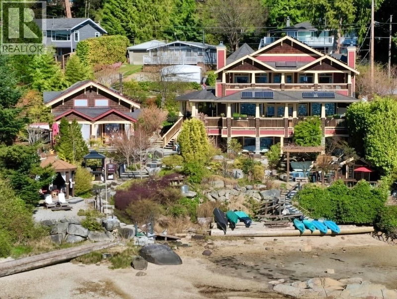 7545 ISLETS Place Sechelt British Columbia, V7Z 0C5 - 4 Bedrooms Waterfront Home For sale