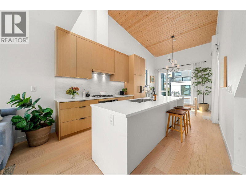 650 2ND Street North Vancouver British Columbia, V7L 1E3 - 2 Bedrooms Condo For Sale