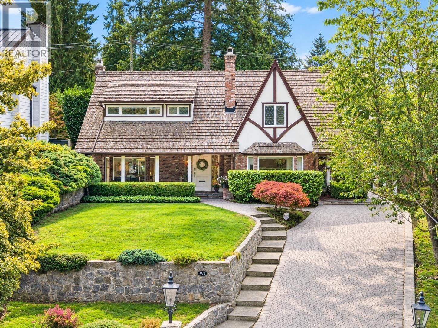 971 CANYON Boulevard, North Vancouver, British Columbia V7R 2K2