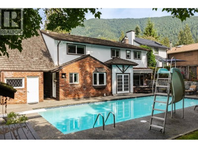 971 CANYON Boulevard | North Vancouver British Columbia | Slide Image Four