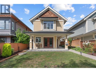 318 18TH Street | North Vancouver British Columbia | Slide Image Two