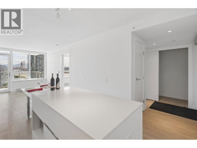 908 QUAYSIDE Drive | New Westminster British Columbia | Slide Image Four