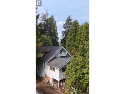 7822 ROSEWOOD Street | Burnaby British Columbia | Slide Image Three