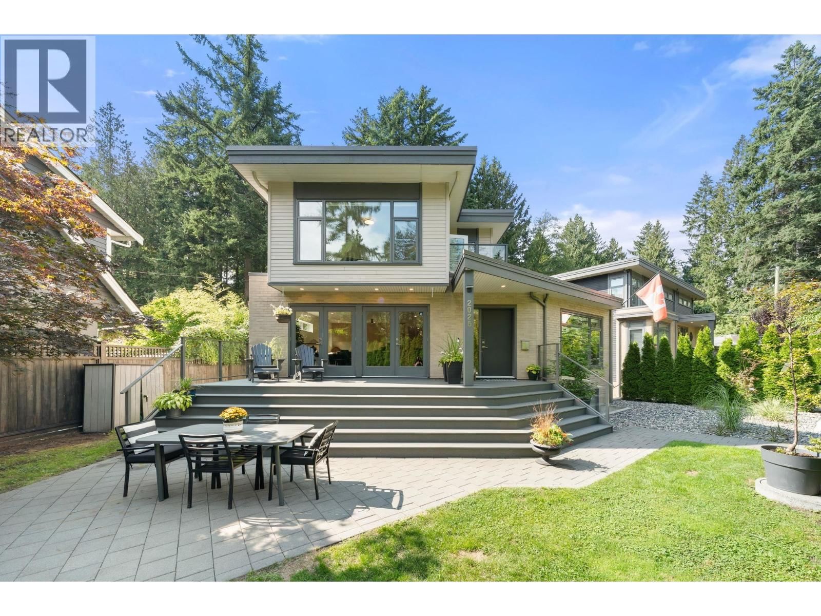 2025 MACKAY Avenue, North Vancouver, British Columbia V7P 2M8