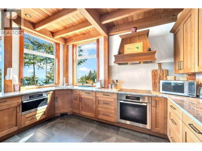 687 CHANNELVIEW Drive | Bowen Island British Columbia | Slide Image Ten