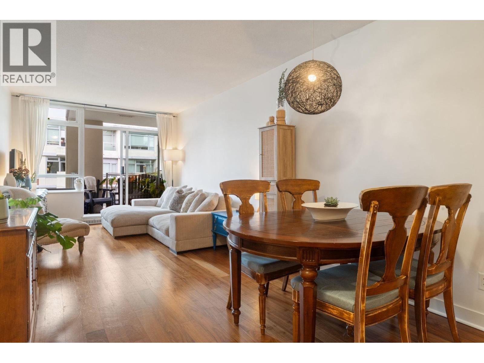 2228 BROADWAY, Vancouver, British Columbia V6K 0B1