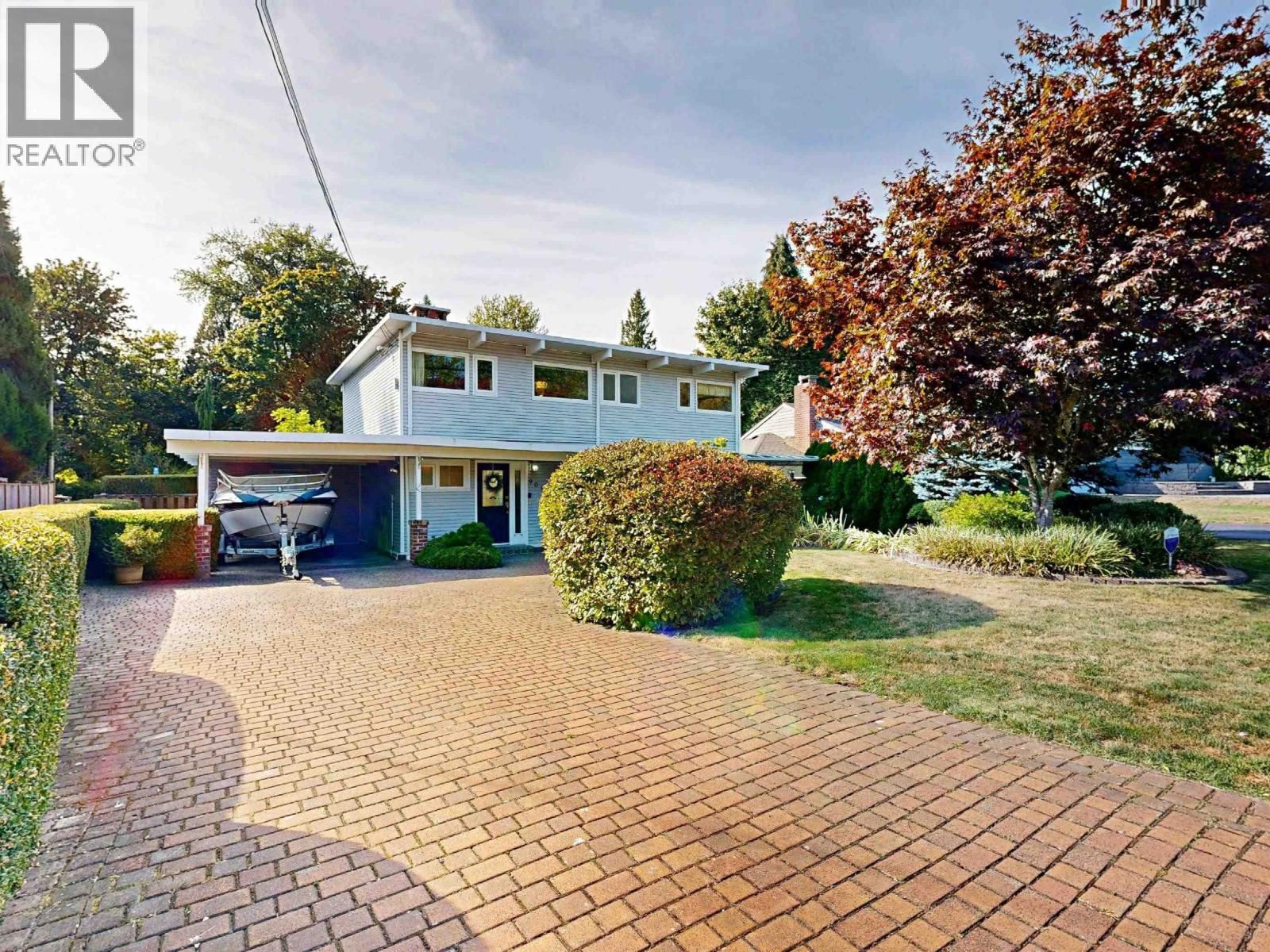 901 DUNDONALD Drive, Port Moody, British Columbia V3H 1B8