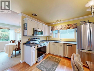 901 DUNDONALD Drive | Port Moody British Columbia | Slide Image Two